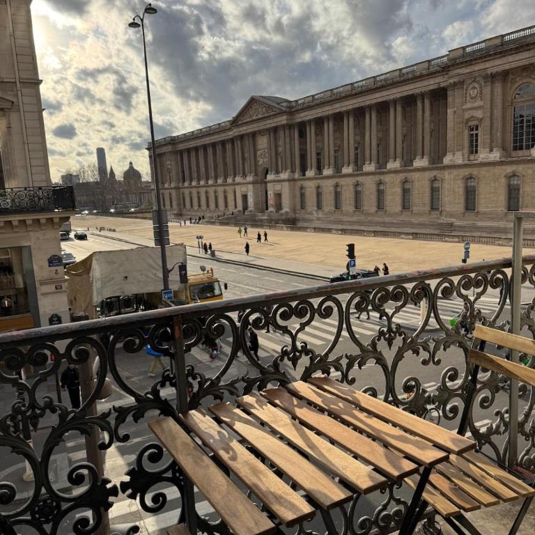 Appartement parisien - Balcon face au Louvre - Two-Bedroom Apartment with View - 1