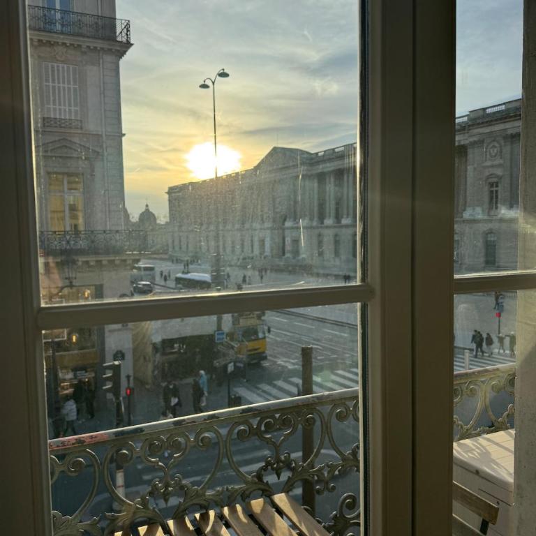 Appartement parisien - Balcon face au Louvre - Two-Bedroom Apartment with View - 24