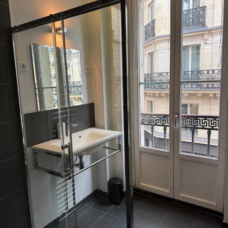 Appartement parisien - Balcon face au Louvre - Two-Bedroom Apartment with View - 25