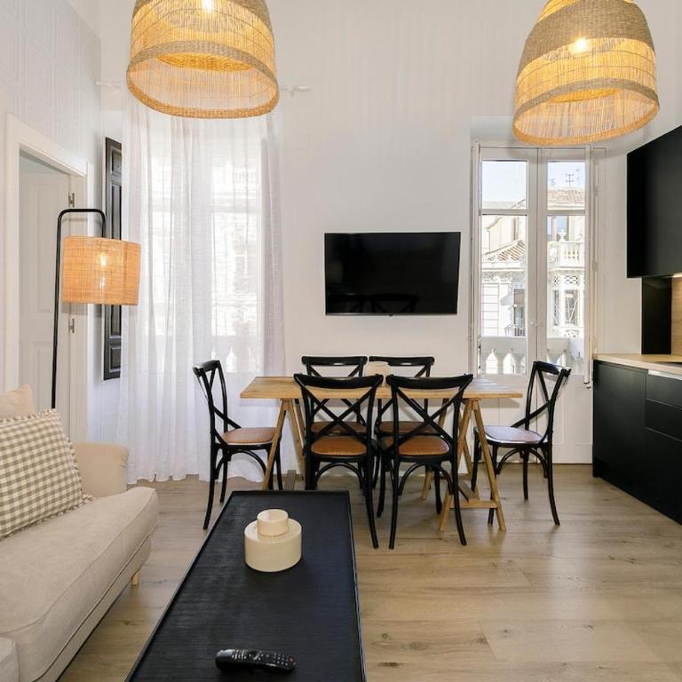 Comfort and Design en Gran Via de Colón - Three-Bedroom Apartment - 1