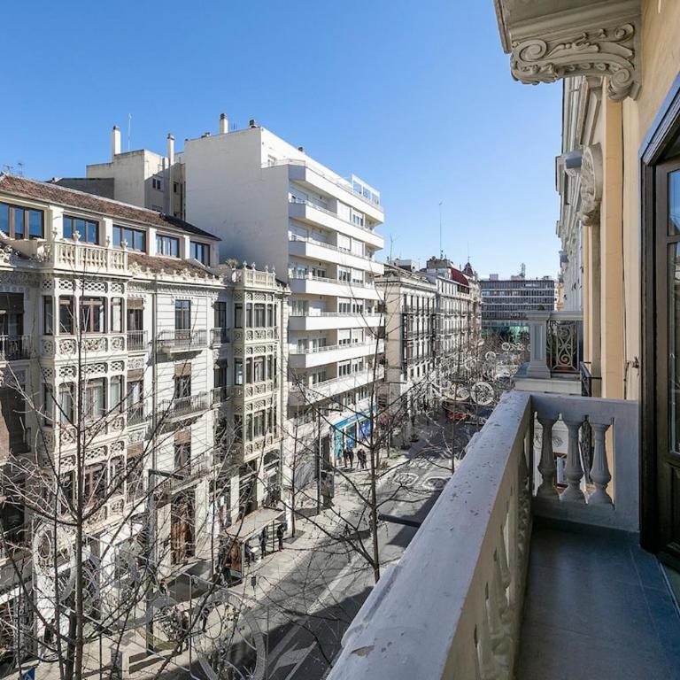 Comfort and Design en Gran Via de Colón - Three-Bedroom Apartment - 4