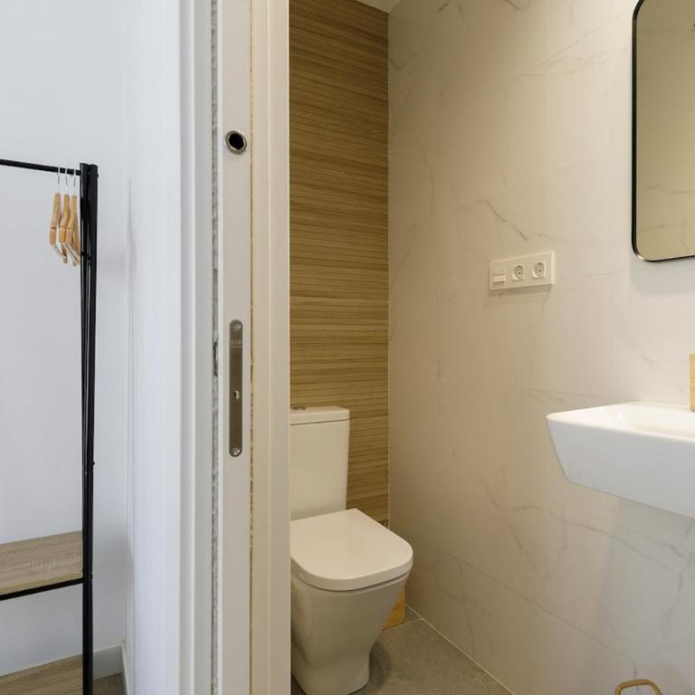 Comfort and Design en Gran Via de Colón - Three-Bedroom Apartment - 7