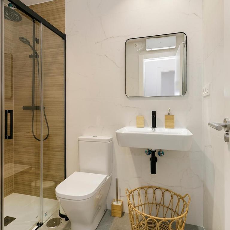 Comfort and Design en Gran Via de Colón - Three-Bedroom Apartment - 10