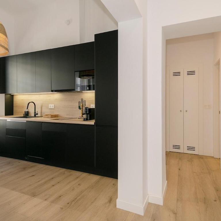 Comfort and Design en Gran Via de Colón - Three-Bedroom Apartment - 17