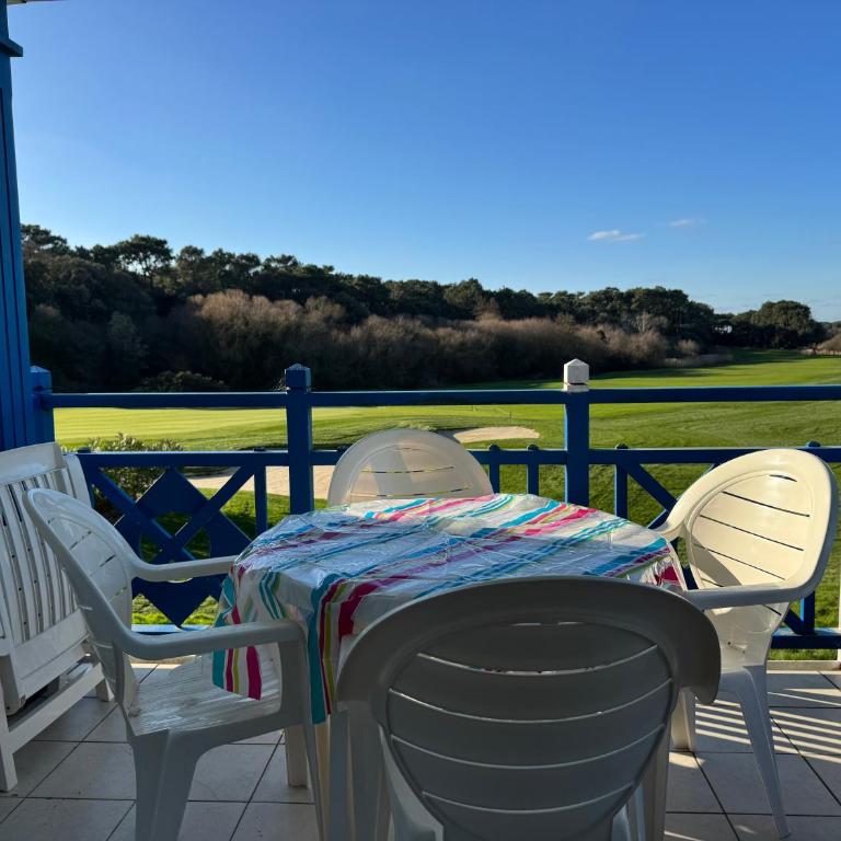 Vue sur golf et foret - One-Bedroom Apartment - 9