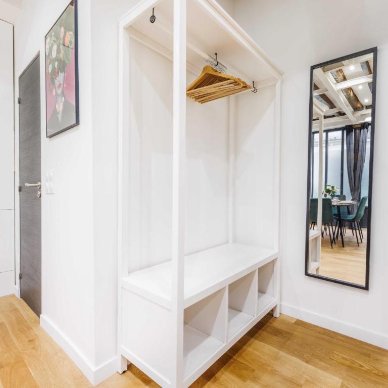 Chic Apartment in Paris Ideally Located for 6P - Appartement 2 Chambres - 5