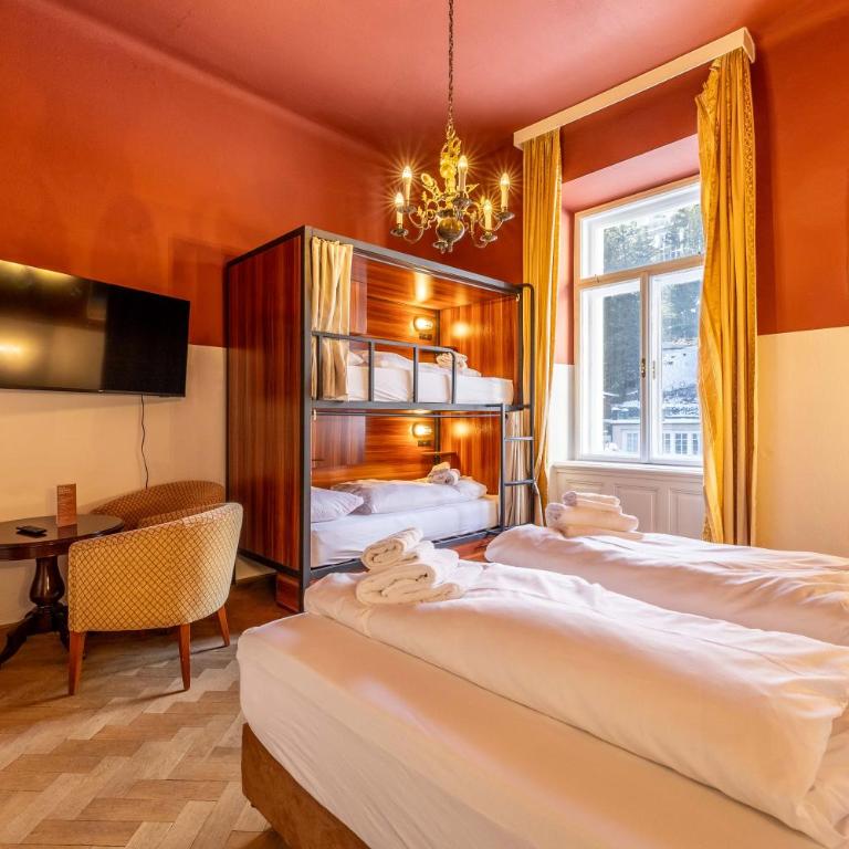 the eighteen86 by keyone - Vierbettzimmer mit Dusche - 1