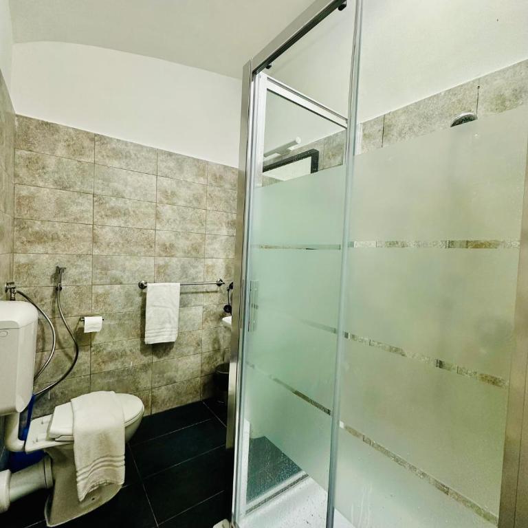 Breking Roma - Camera Matrimoniale con Bagno Privato - 12