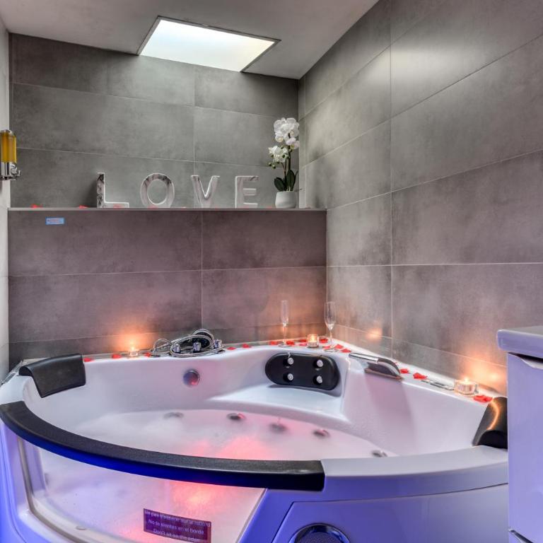 Le Bourget - Suite et Envolée romantique avec Jacuzzi - Suite Deluxe con Vasca Idromassaggio - 2