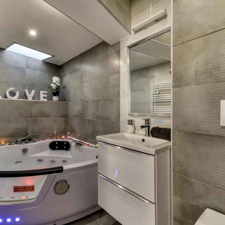 Le Bourget - Suite et Envolée romantique avec Jacuzzi - Suite Deluxe con Vasca Idromassaggio - 13