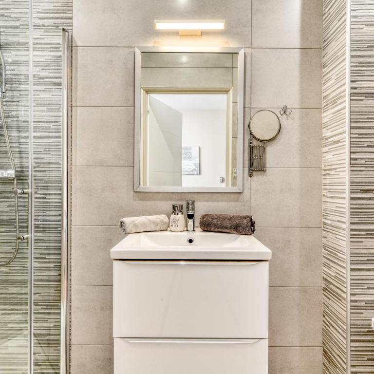 Le Bourget - Suite et Envolée romantique avec Jacuzzi - Suite Deluxe con Vasca Idromassaggio - 23