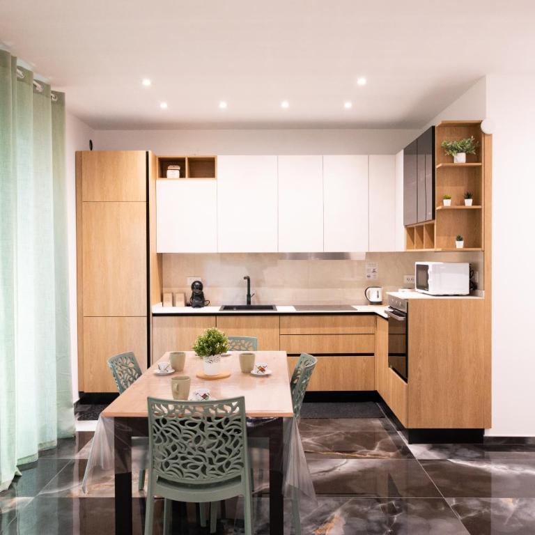 Casa del Mar - Modern 3BR - 100m to Beach - Three-Bedroom Apartment - 3