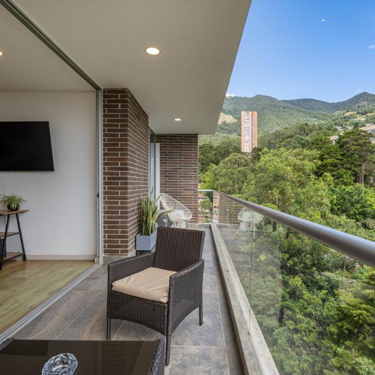 Mountain Views, AC, King Bed, Fast WiFi - Two-Bedroom Apartment - 26
