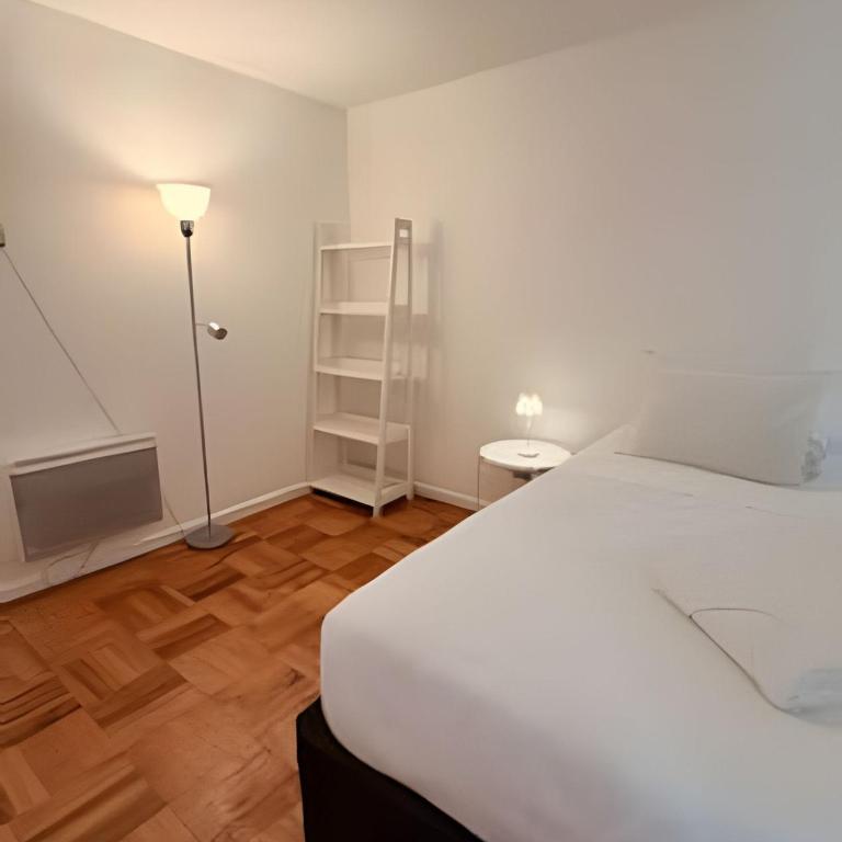 Cómodo 3D con jardín en el corazón de Vitacura - Three-Bedroom Apartment - 9