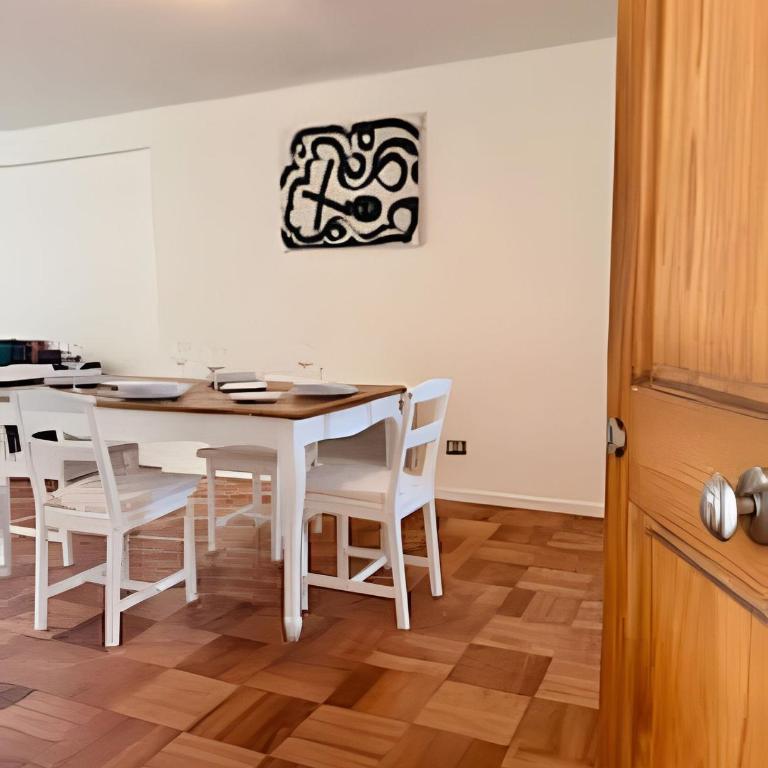 Cómodo 3D con jardín en el corazón de Vitacura - Three-Bedroom Apartment - 50