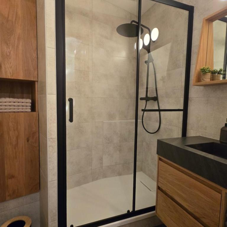 Appartement proche télécabine! Séjour tout inclu! - Apartamento de 1 dormitorio con balcón y vistas a la montaña - 2