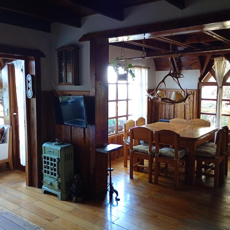 Casa Patagónica con Vista al Lago y Jardín Ideal Familias en Bariloche - Casa de 3 dormitorios - 23