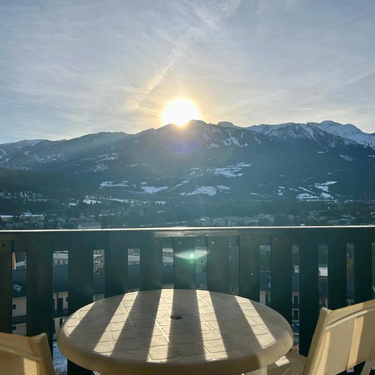 Instant Soleil - WIFI - Vue - Balcon - Parking - One-Bedroom Apartment with Balcony and Mountain View - 17