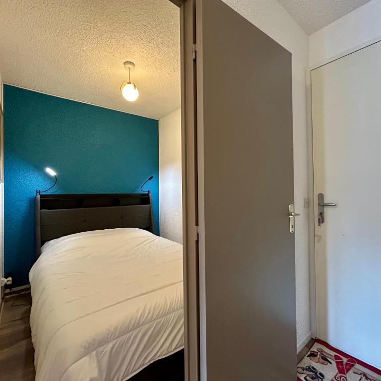 Instant Soleil - WIFI - Vue - Balcon - Parking - One-Bedroom Apartment with Balcony and Mountain View - 9