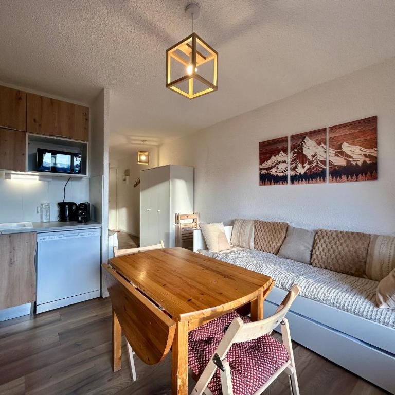 Instant Soleil - WIFI - Vue - Balcon - Parking - One-Bedroom Apartment with Balcony and Mountain View - 4