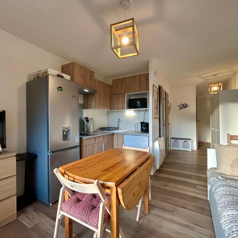 Instant Soleil - WIFI - Vue - Balcon - Parking - One-Bedroom Apartment with Balcony and Mountain View - 5