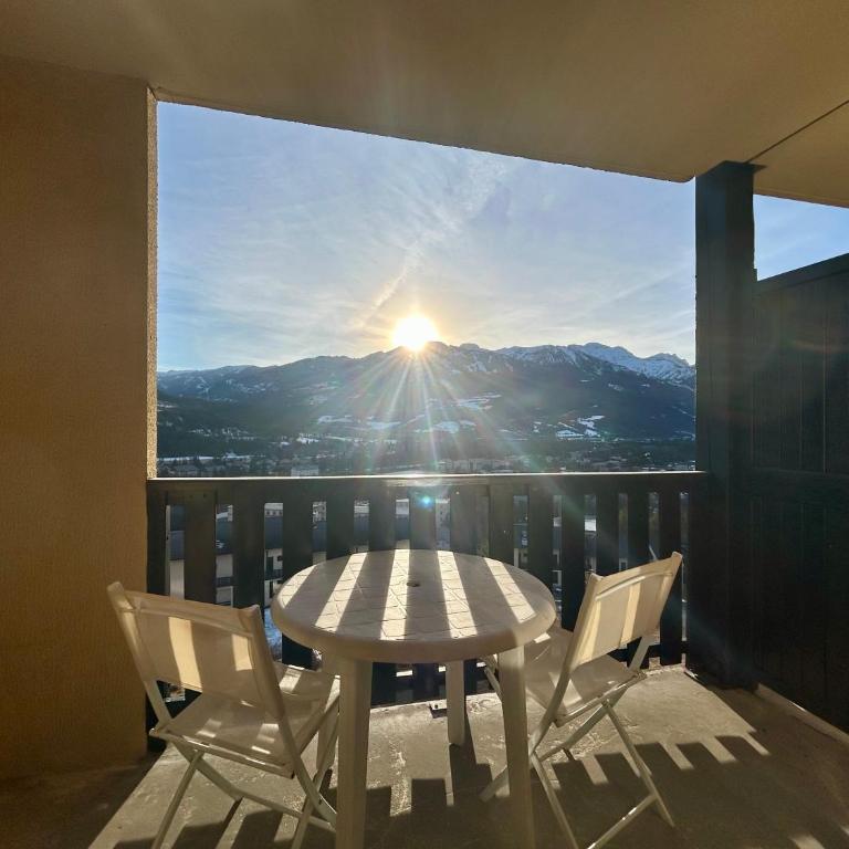 Instant Soleil - WIFI - Vue - Balcon - Parking - One-Bedroom Apartment with Balcony and Mountain View - 7