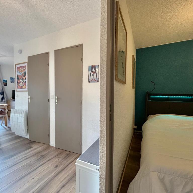 Instant Soleil - WIFI - Vue - Balcon - Parking - One-Bedroom Apartment with Balcony and Mountain View - 8