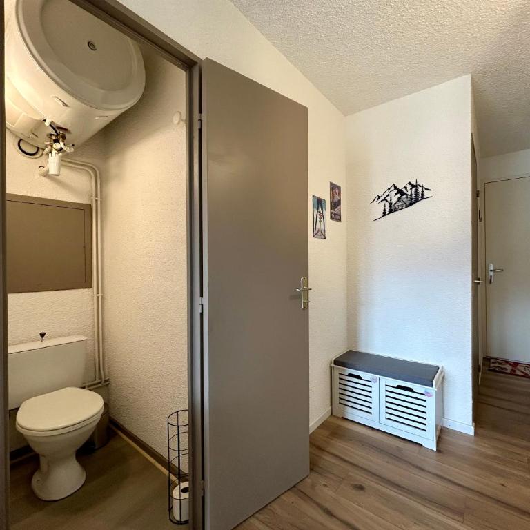 Instant Soleil - WIFI - Vue - Balcon - Parking - One-Bedroom Apartment with Balcony and Mountain View - 13