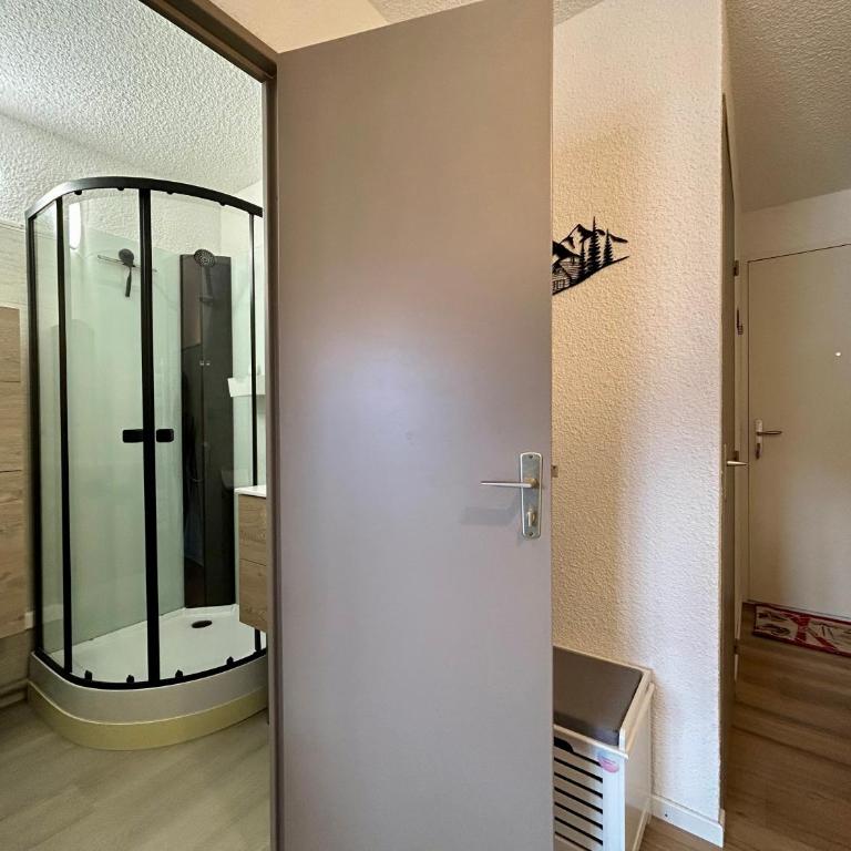 Instant Soleil - WIFI - Vue - Balcon - Parking - One-Bedroom Apartment with Balcony and Mountain View - 11