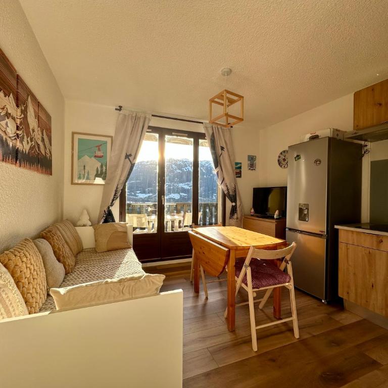 Instant Soleil - WIFI - Vue - Balcon - Parking - One-Bedroom Apartment with Balcony and Mountain View - 3