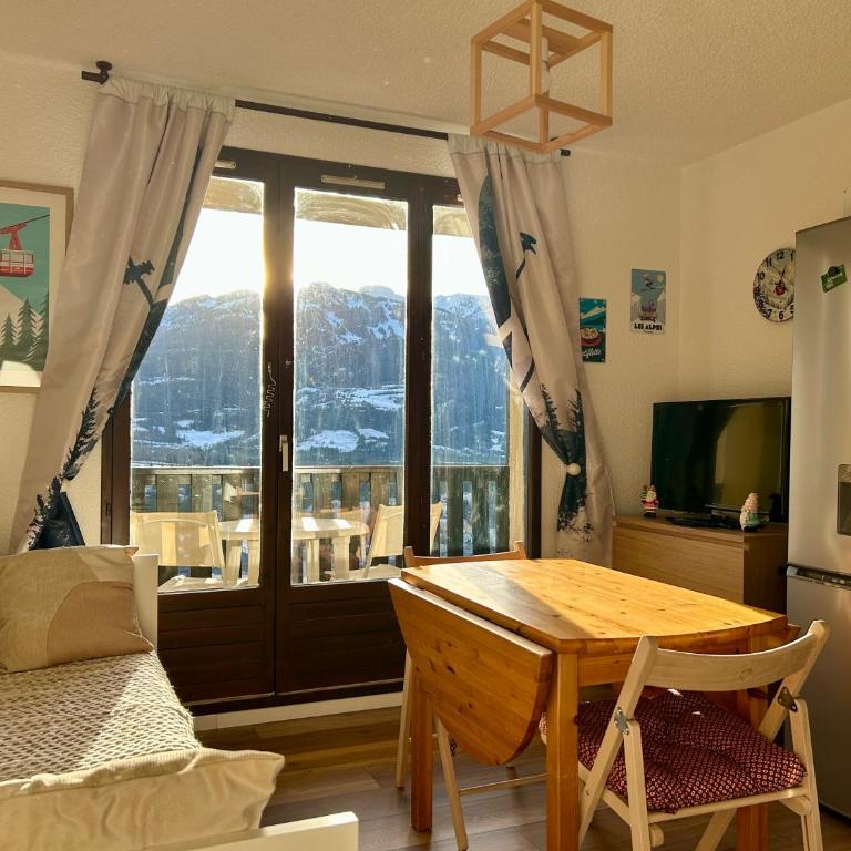 Instant Soleil - WIFI - Vue - Balcon - Parking - One-Bedroom Apartment with Balcony and Mountain View - 19