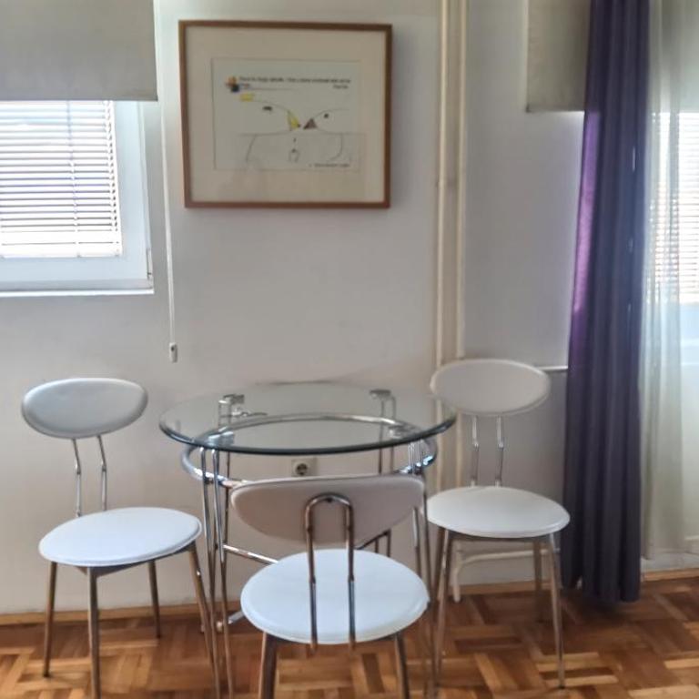Nice Studio with FREE Parking - One-Bedroom Apartment - 4