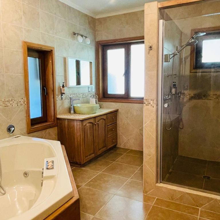 Wellnesshaus Bed and Breakfast - Deluxe Suite with Spa Bath - 4