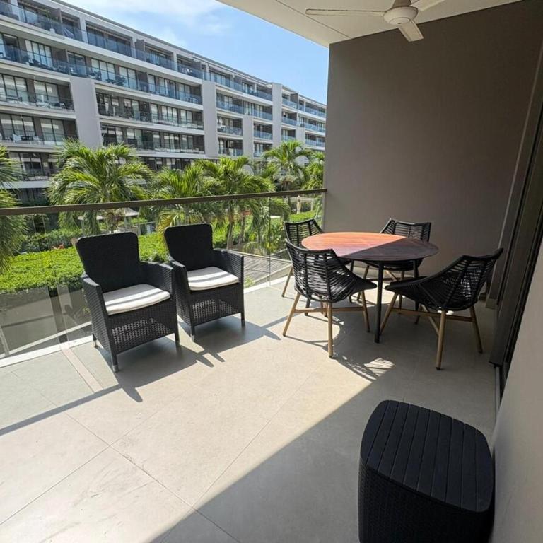 Apt 2 rooms with private beach and ideal pool - Two-Bedroom Apartment with Balcony - 35