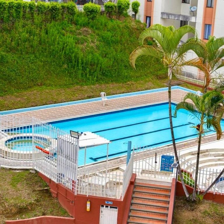 Apartamento amplio con Piscina cerca al Aeropuerto Matecaña de Pereira - Three-Bedroom Apartment - 1