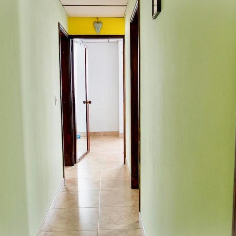 Apartamento amplio con Piscina cerca al Aeropuerto Matecaña de Pereira - Three-Bedroom Apartment - 3