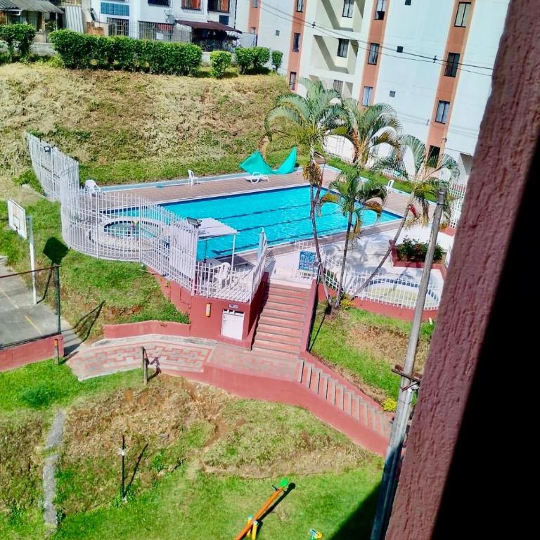Apartamento amplio con Piscina cerca al Aeropuerto Matecaña de Pereira - Three-Bedroom Apartment - 5