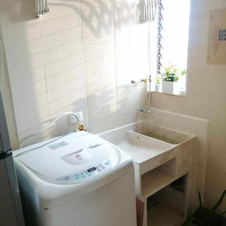 Apartamento amplio con Piscina cerca al Aeropuerto Matecaña de Pereira - Three-Bedroom Apartment - 10