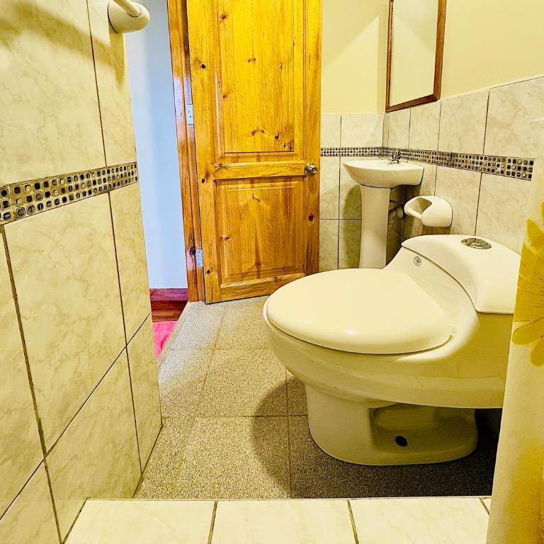 Casa Familiar TOVCA Oxapampa - Double Room with Mountain View - 4