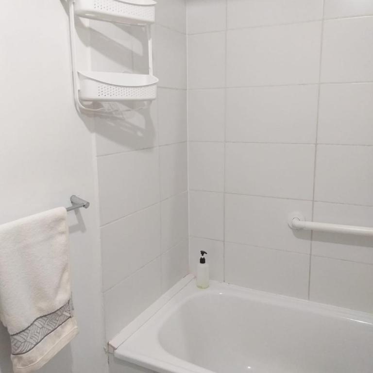 Depa Comodo y Equipado En el Milagro - Three-Bedroom Apartment - 10