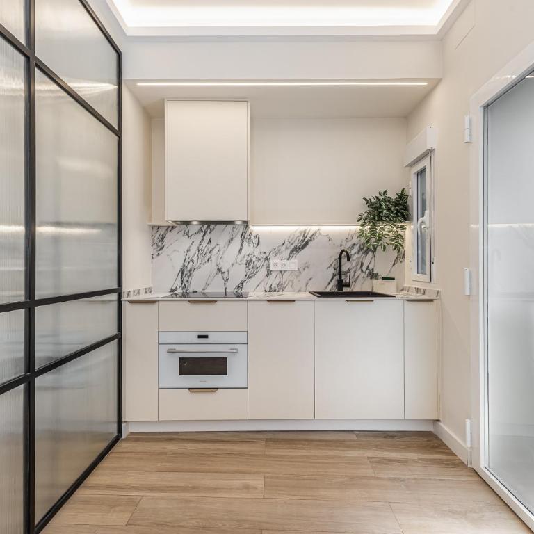 Queen's Chueca Boutique IV - Alojamiento corta estancia - Three-Bedroom Apartment - 10