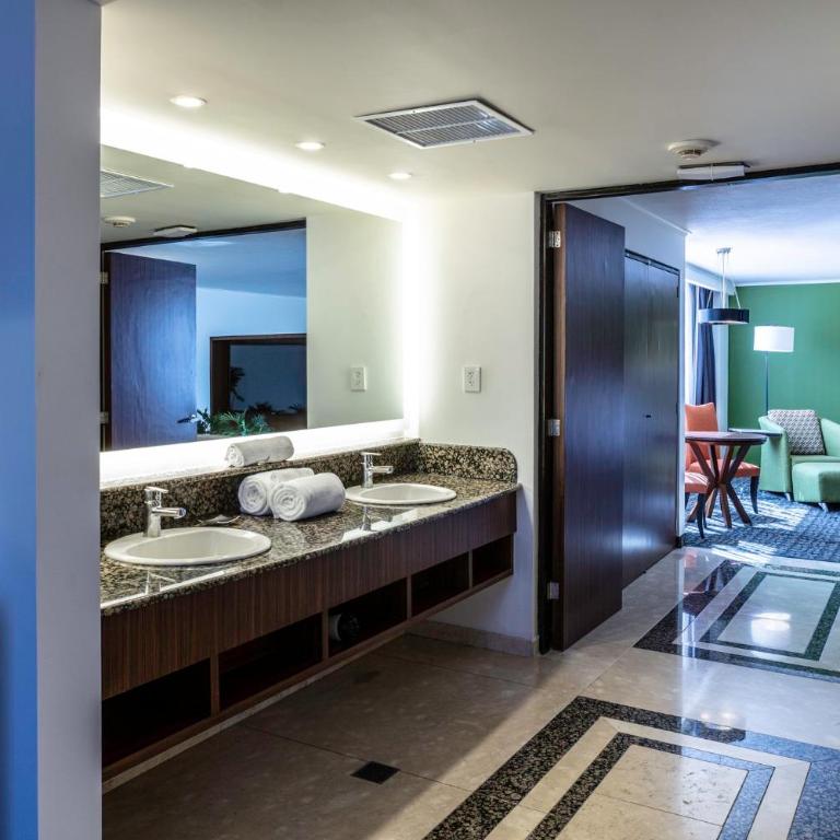 Holiday Inn Mexico City - Trade Center by IHG - One-Bedroom King Suite with Sofa Bed - 2