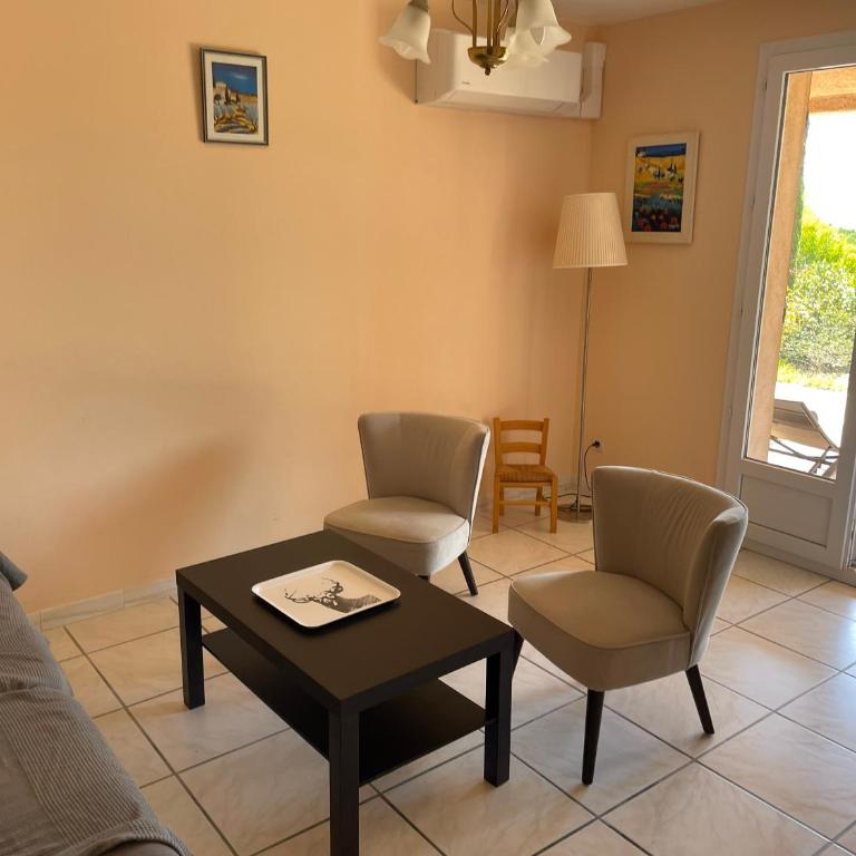Le Lavandou, Rez de jardin dans Villa, 300 m plages, vue mer, 5 couchages - Appartement - Vue sur Mer - 14