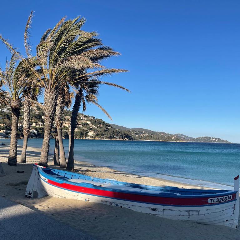 Le Lavandou, Rez de jardin dans Villa, 300 m plages, vue mer, 5 couchages - Appartement - Vue sur Mer - 31