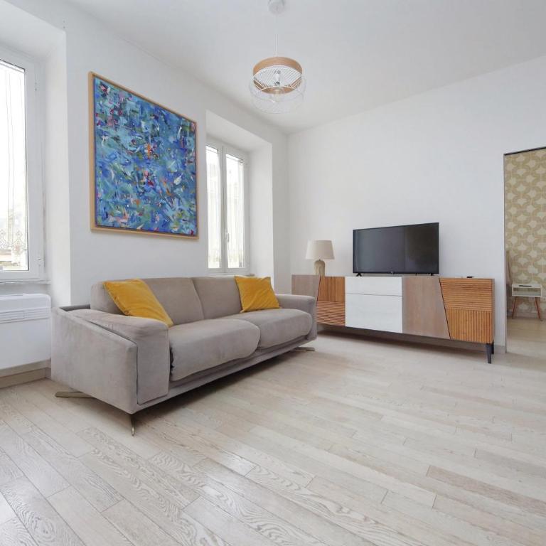 Bright Home Near Metro & Airport Trains - Appartamento con 2 Camere da Letto - 2