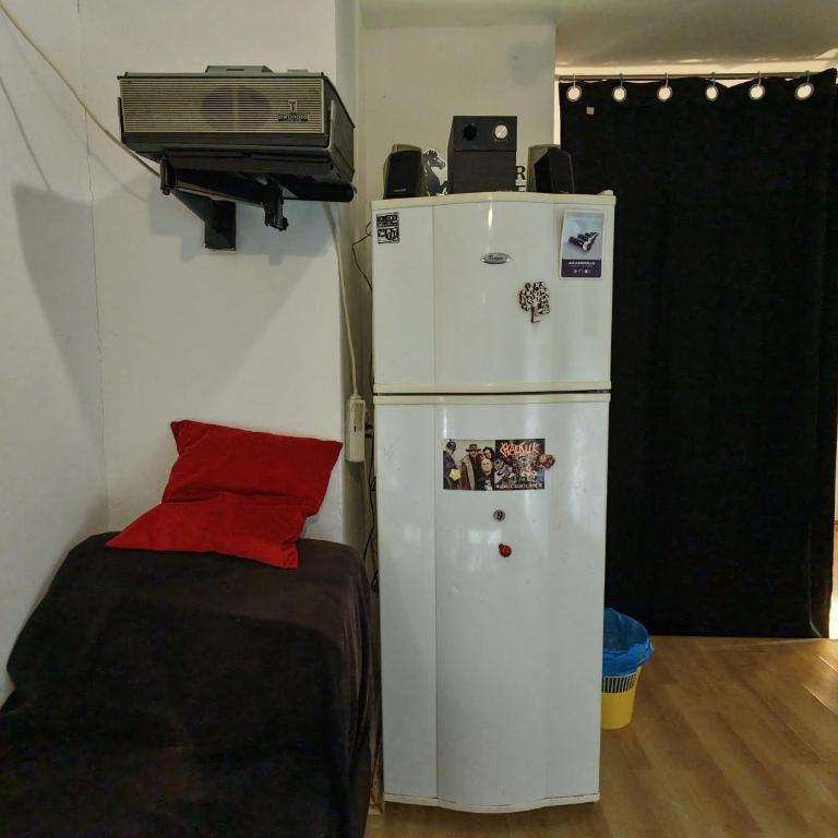 Art studio Banjica - Single Room with Balcony - 6