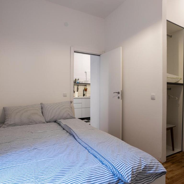 City Center Suites, Two Connected Apartments, 10 Guests - Apartment - 4
