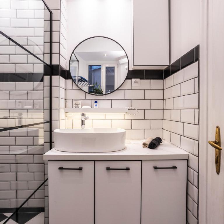 City Center Suites, Two Connected Apartments, 10 Guests - Apartment - 12