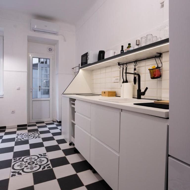 City Center Suites, Two Connected Apartments, 10 Guests - Apartment - 16
