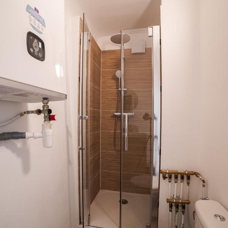 Escapade à deux en Provence, Adresse calme, centre à pied, Wifi, Climatisation et Parking gratuit à 50m - Studio - 5